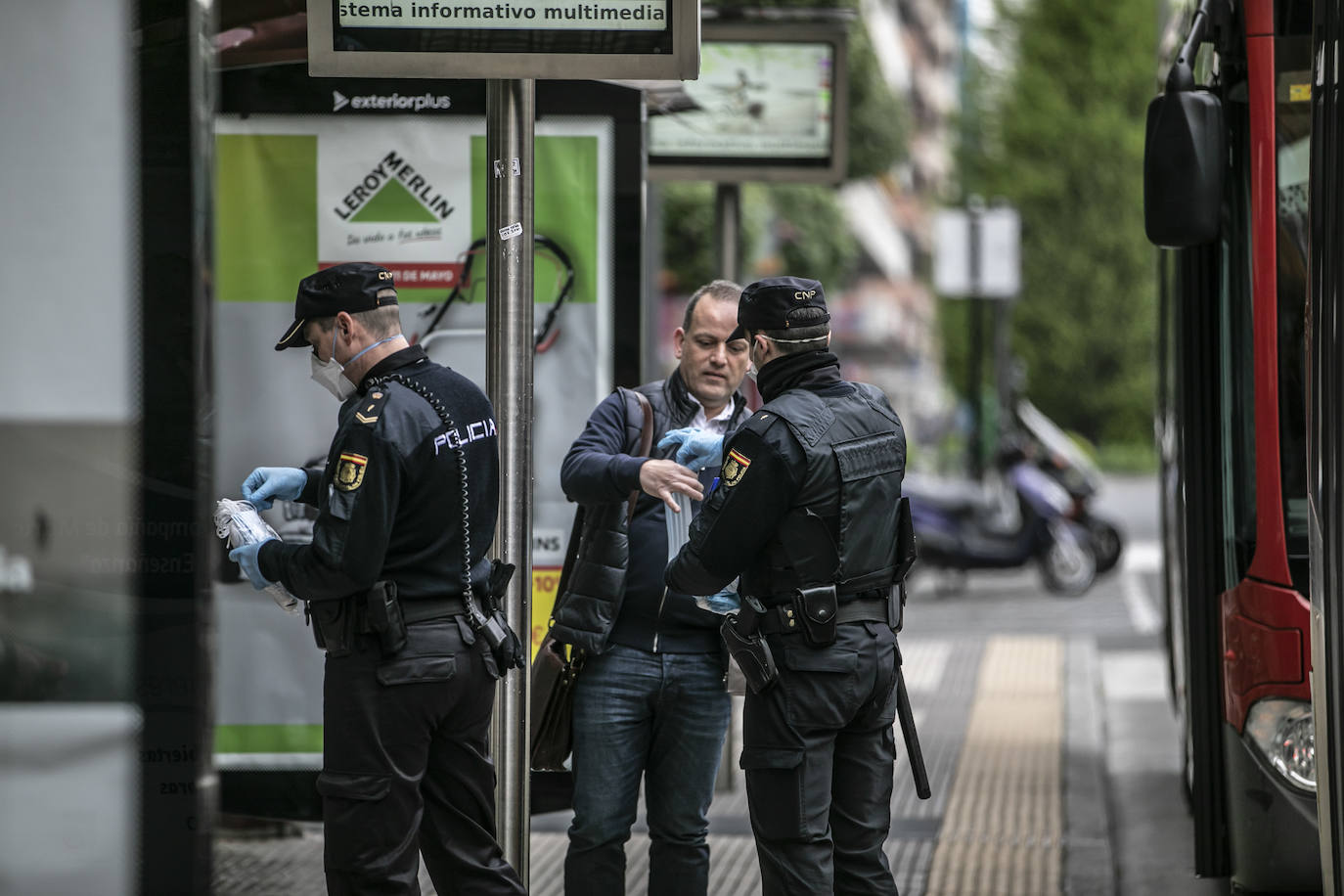 Este martes la Policía Nacional ha repartido mascarillas en puntos clave de Logroño, como la estación de autobuses y el intercambiador de avenida de la Solidaridad.