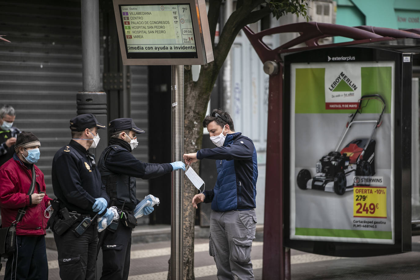 Este martes la Policía Nacional ha repartido mascarillas en puntos clave de Logroño, como la estación de autobuses y el intercambiador de avenida de la Solidaridad.