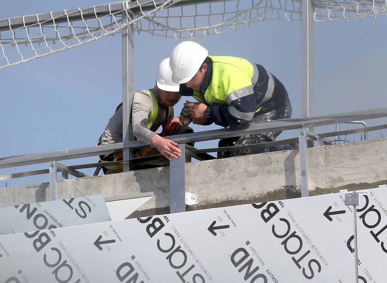 Operarios de la obra del soterramiento en logroño, ayer, primer día laborable tras ser autorizada su vuelta al trabajo . 