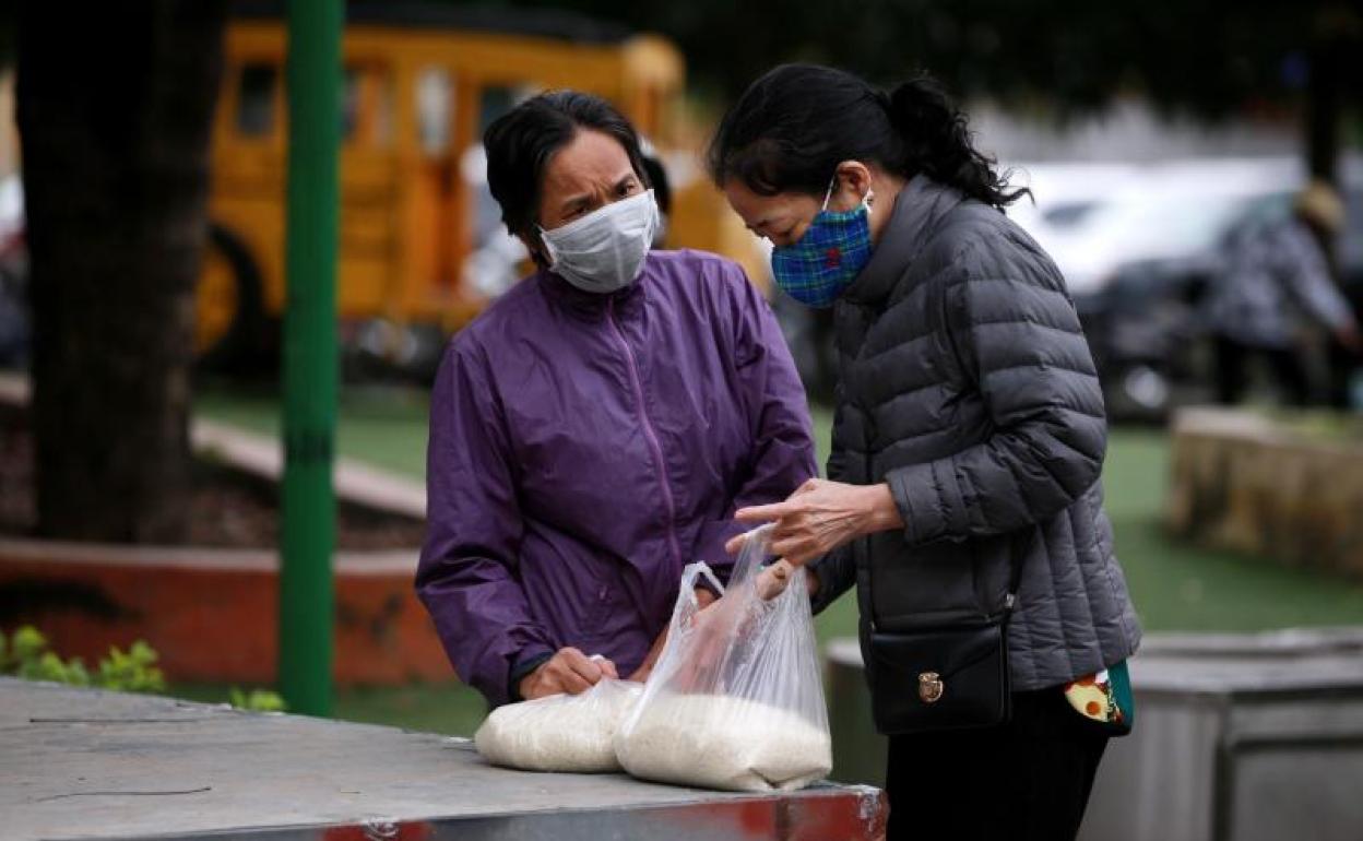 Dos mujeres en Vietnam durante la crisis por el coronavirus 