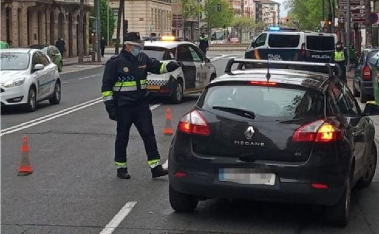 La Policía Nacional, este jueves en uno de los controles habituales.