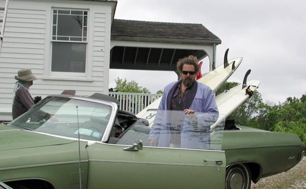 Imagen principal - Julian Schnabel y sus inseparables tablas de surf en su refugio-estudio de Montauk, en el estado de Nueva York. Junto a su segunda mujer, la donostiarra Olatz López Garmendia, que diseña sus pijamas de seda, y frente a una de sus obras de gran formato.