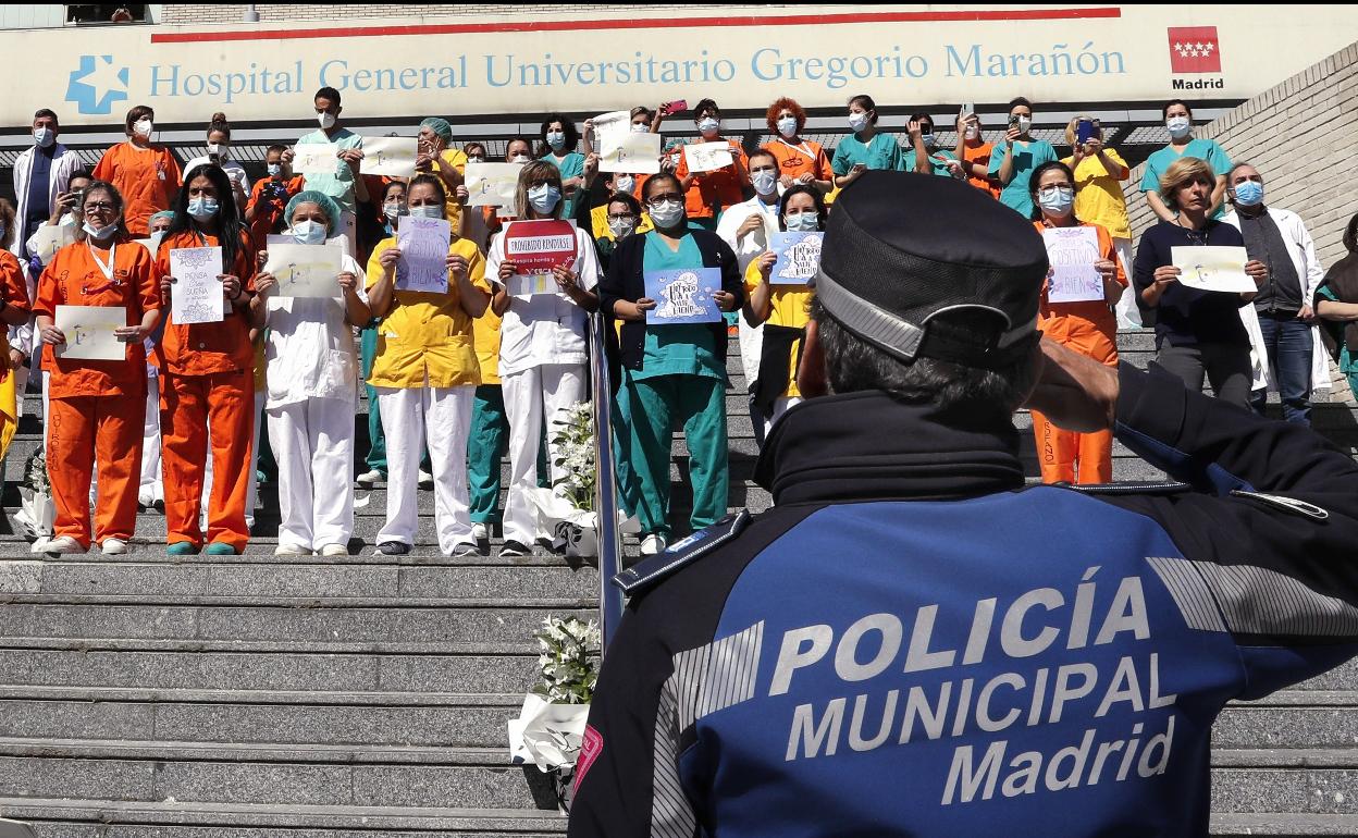 Homenaje de la Policía Municipal de Madrid a los sanitarios.