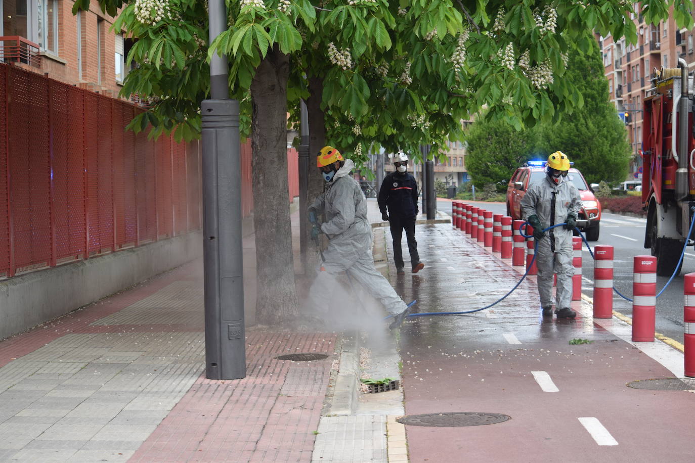 Los bomberos de Logroño se han reinventado para colaborar con las brigadas de Protección Civil y de la UTE Logroño Limpio 