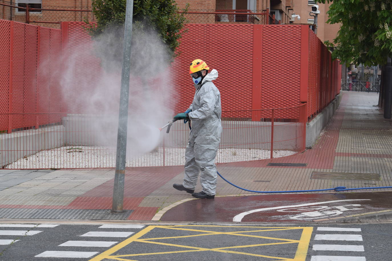 Los bomberos de Logroño se han reinventado para colaborar con las brigadas de Protección Civil y de la UTE Logroño Limpio 