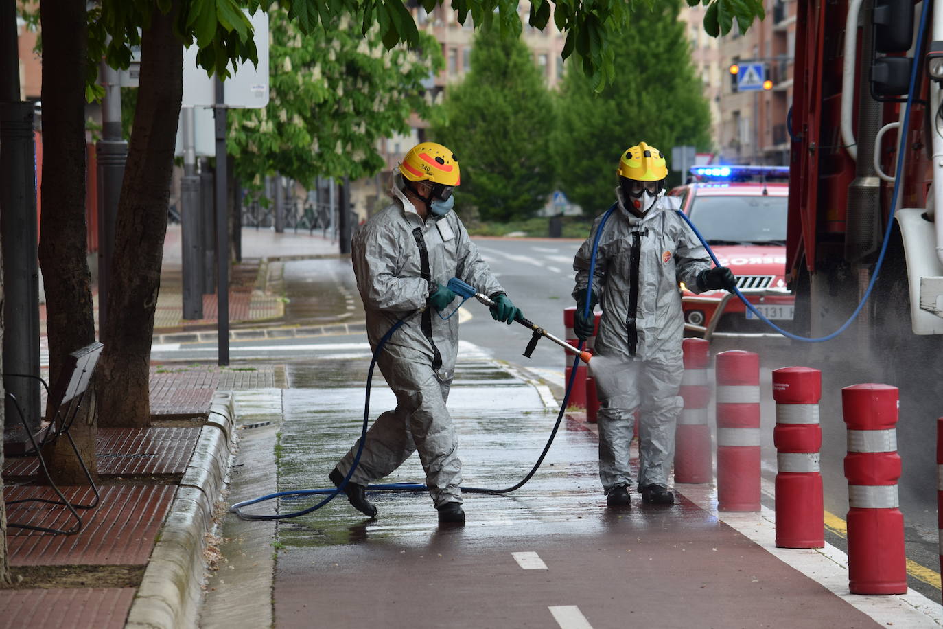 Los bomberos de Logroño se han reinventado para colaborar con las brigadas de Protección Civil y de la UTE Logroño Limpio 