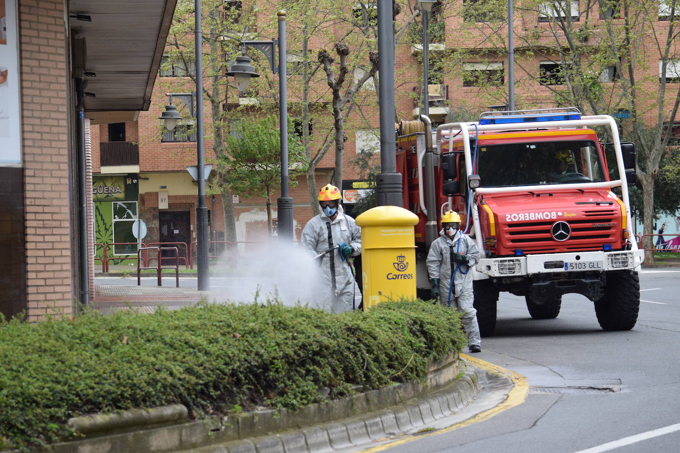 Los bomberos de Logroño se han reinventado para colaborar con las brigadas de Protección Civil y de la UTE Logroño Limpio 