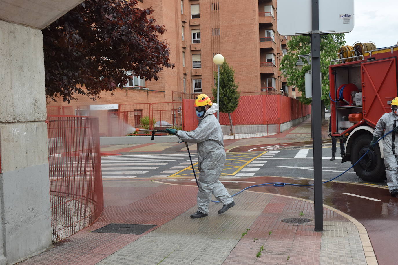 Los bomberos de Logroño se han reinventado para colaborar con las brigadas de Protección Civil y de la UTE Logroño Limpio 