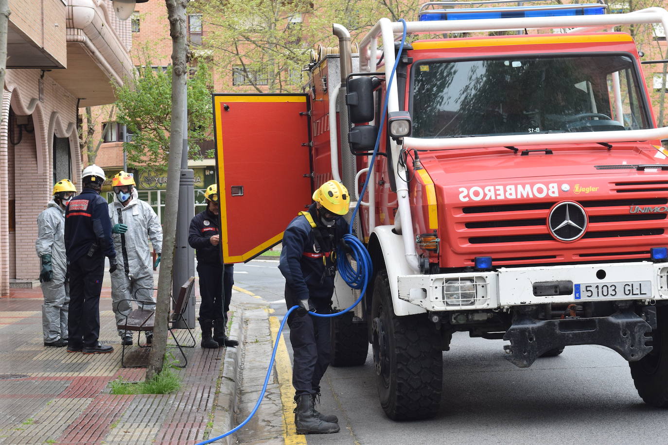 Los bomberos de Logroño se han reinventado para colaborar con las brigadas de Protección Civil y de la UTE Logroño Limpio 