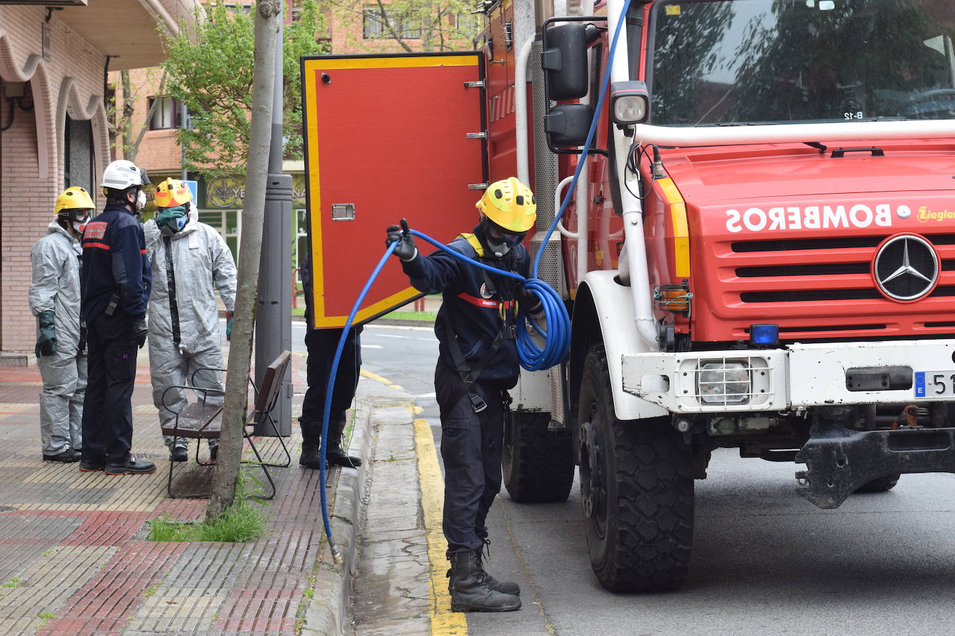 Los bomberos de Logroño se han reinventado para colaborar con las brigadas de Protección Civil y de la UTE Logroño Limpio 