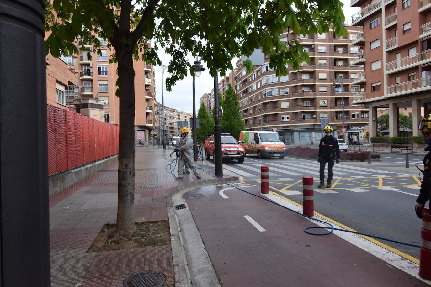 Los bomberos de Logroño se han reinventado para colaborar con las brigadas de Protección Civil y de la UTE Logroño Limpio 