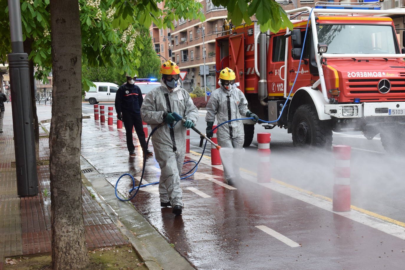 Los bomberos de Logroño se han reinventado para colaborar con las brigadas de Protección Civil y de la UTE Logroño Limpio 