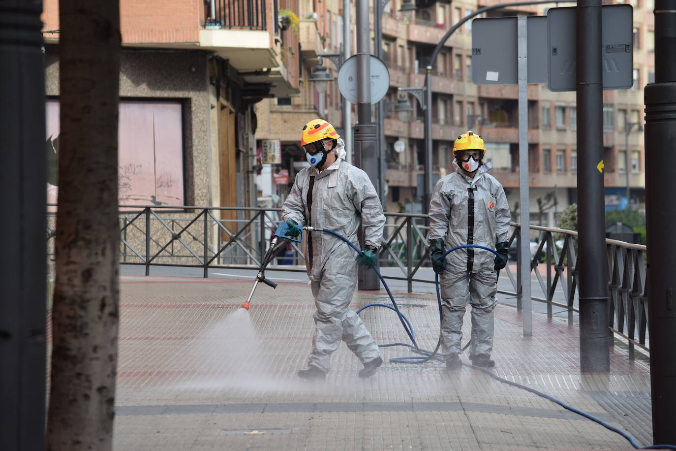 Los bomberos de Logroño se han reinventado para colaborar con las brigadas de Protección Civil y de la UTE Logroño Limpio 