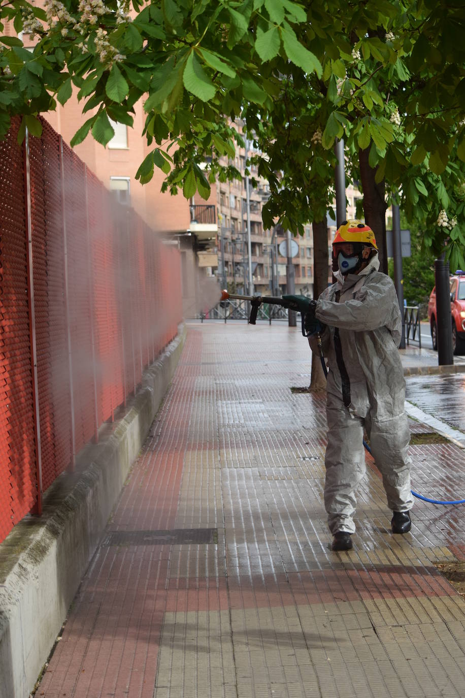 Los bomberos de Logroño se han reinventado para colaborar con las brigadas de Protección Civil y de la UTE Logroño Limpio 