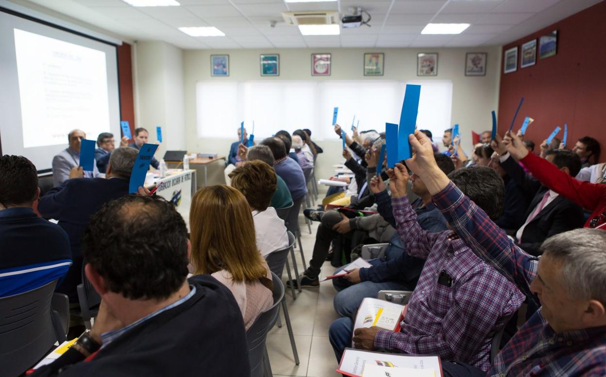 Asamblea extraordinaria de la Federación Riojana de Fútbol en 2016. 