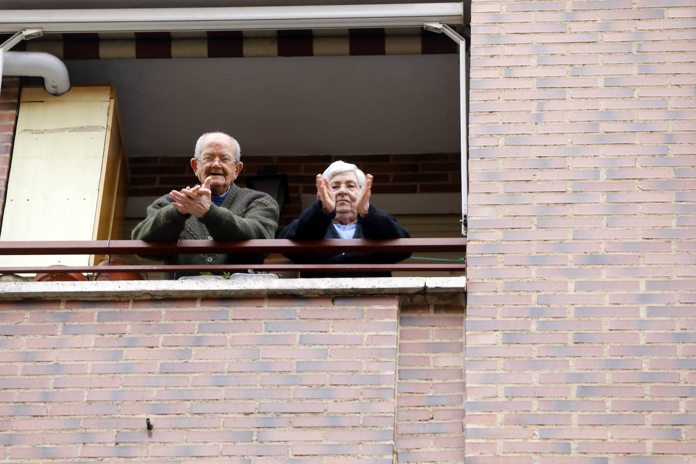 Los riojanos han vuelto a salir a sus balcones y ventanas para ovacionar a sanitarios y al resto de profesionales que luchan contra el COVID-19