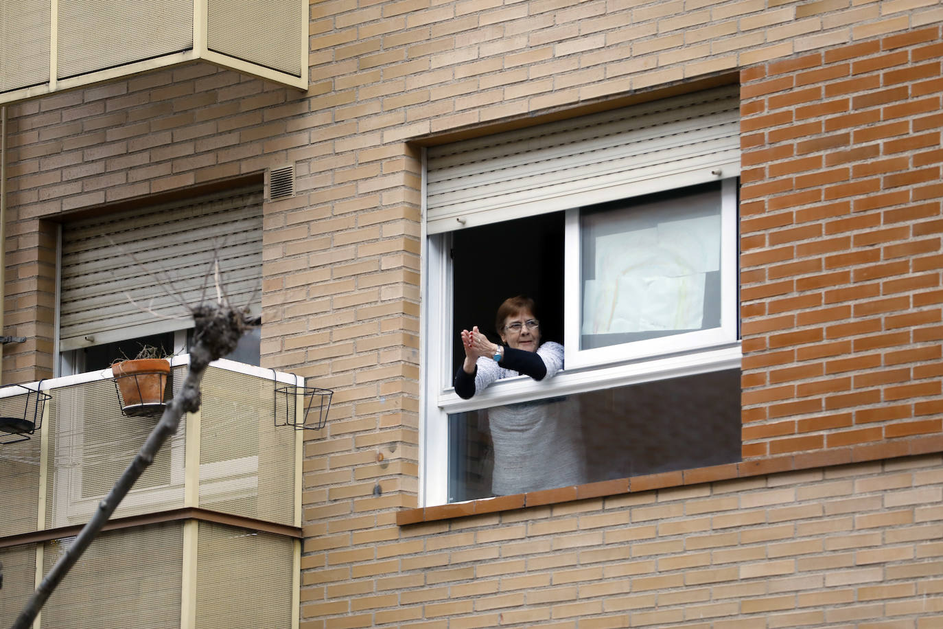 Los riojanos han vuelto a salir a sus balcones y ventanas para ovacionar a sanitarios y al resto de profesionales que luchan contra el COVID-19