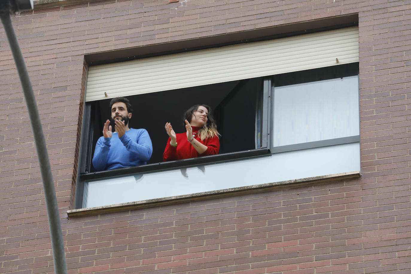 Los riojanos han vuelto a salir a sus balcones y ventanas para ovacionar a sanitarios y al resto de profesionales que luchan contra el COVID-19