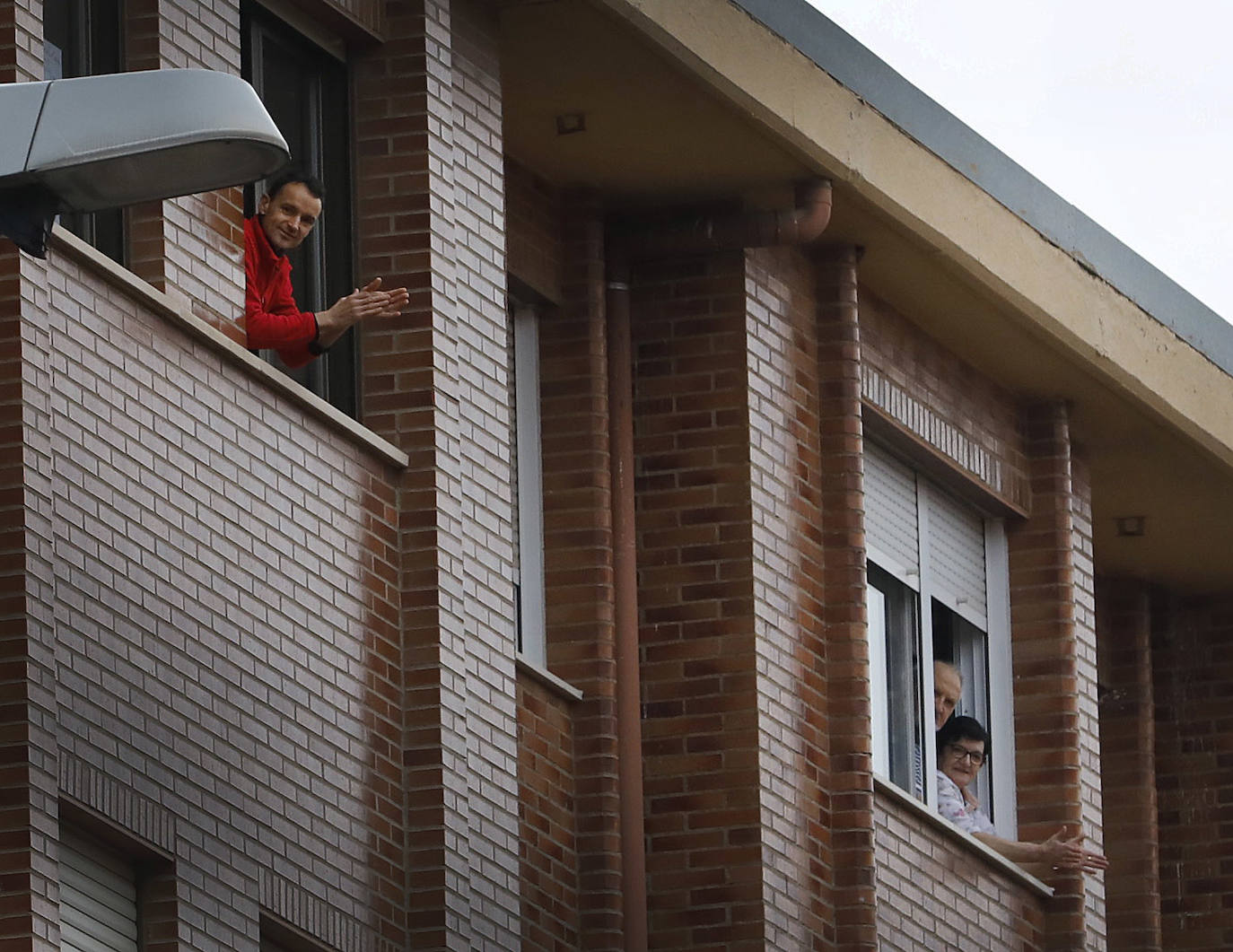 Los riojanos han vuelto a salir a sus balcones y ventanas para ovacionar a sanitarios y al resto de profesionales que luchan contra el COVID-19