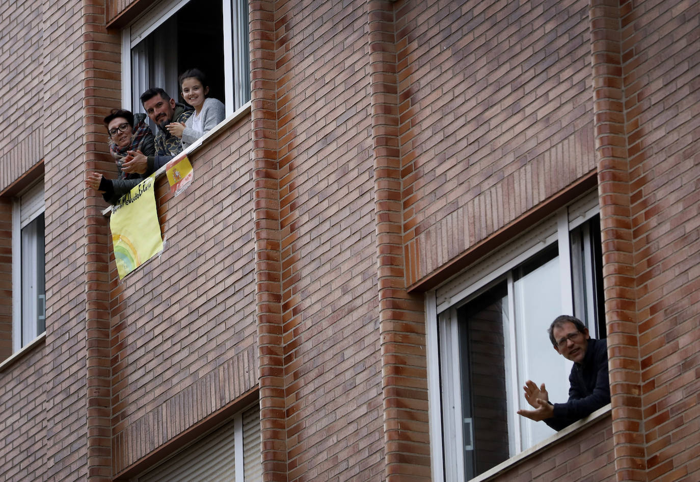 Los riojanos han vuelto a salir a sus balcones y ventanas para ovacionar a sanitarios y al resto de profesionales que luchan contra el COVID-19