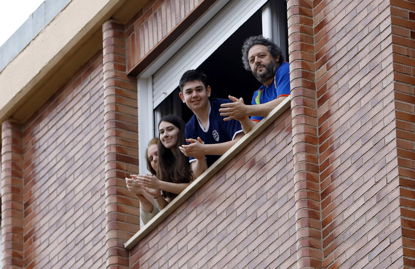 Los riojanos han vuelto a salir a sus balcones y ventanas para ovacionar a sanitarios y al resto de profesionales que luchan contra el COVID-19