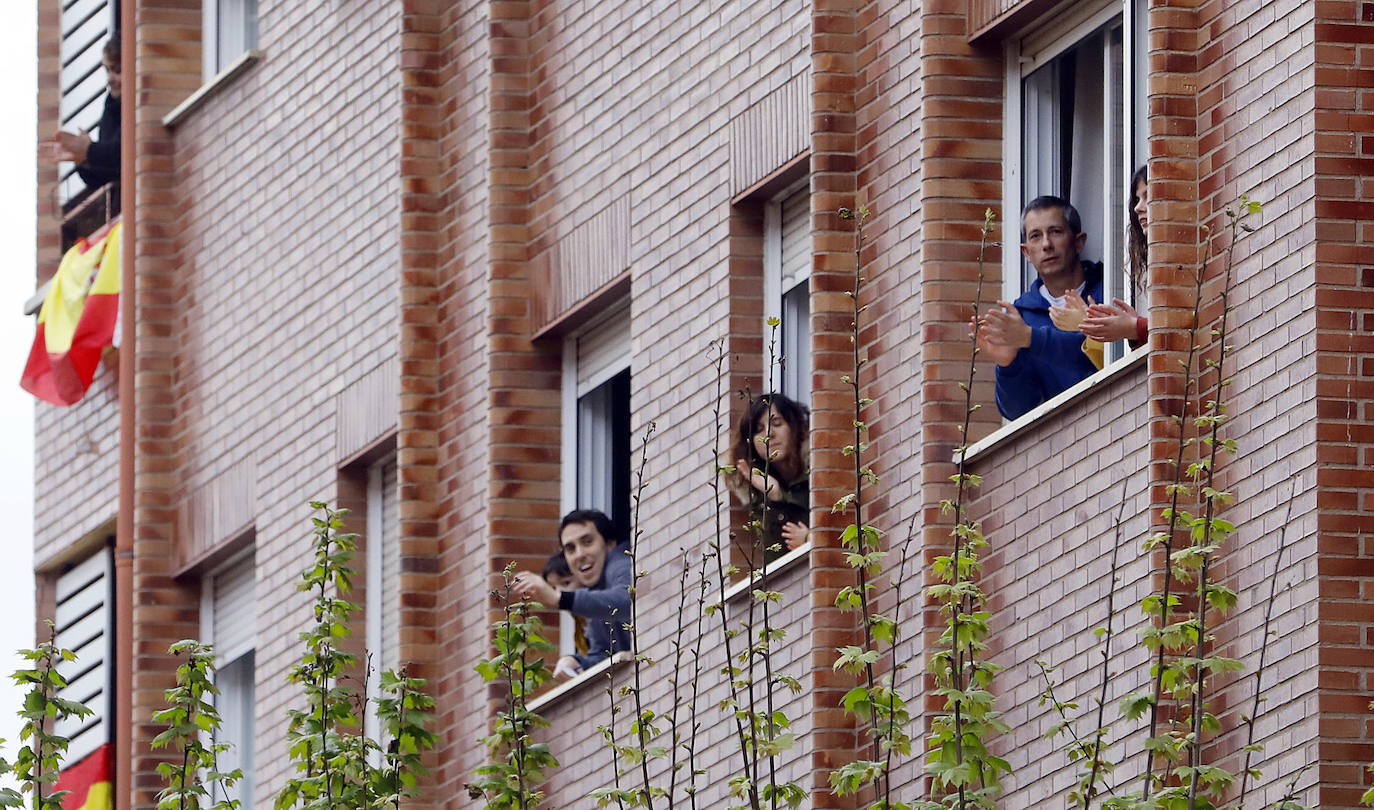 Los riojanos han vuelto a salir a sus balcones y ventanas para ovacionar a sanitarios y al resto de profesionales que luchan contra el COVID-19