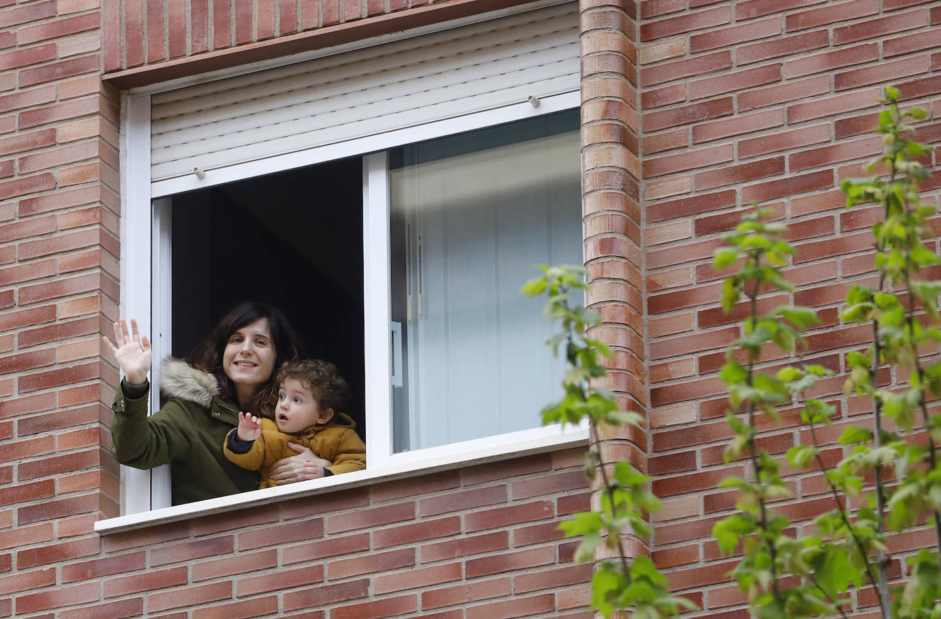 Los riojanos han vuelto a salir a sus balcones y ventanas para ovacionar a sanitarios y al resto de profesionales que luchan contra el COVID-19