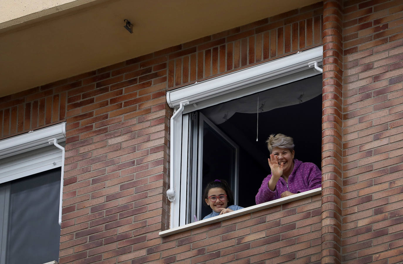 Los riojanos han vuelto a salir a sus balcones y ventanas para ovacionar a sanitarios y al resto de profesionales que luchan contra el COVID-19