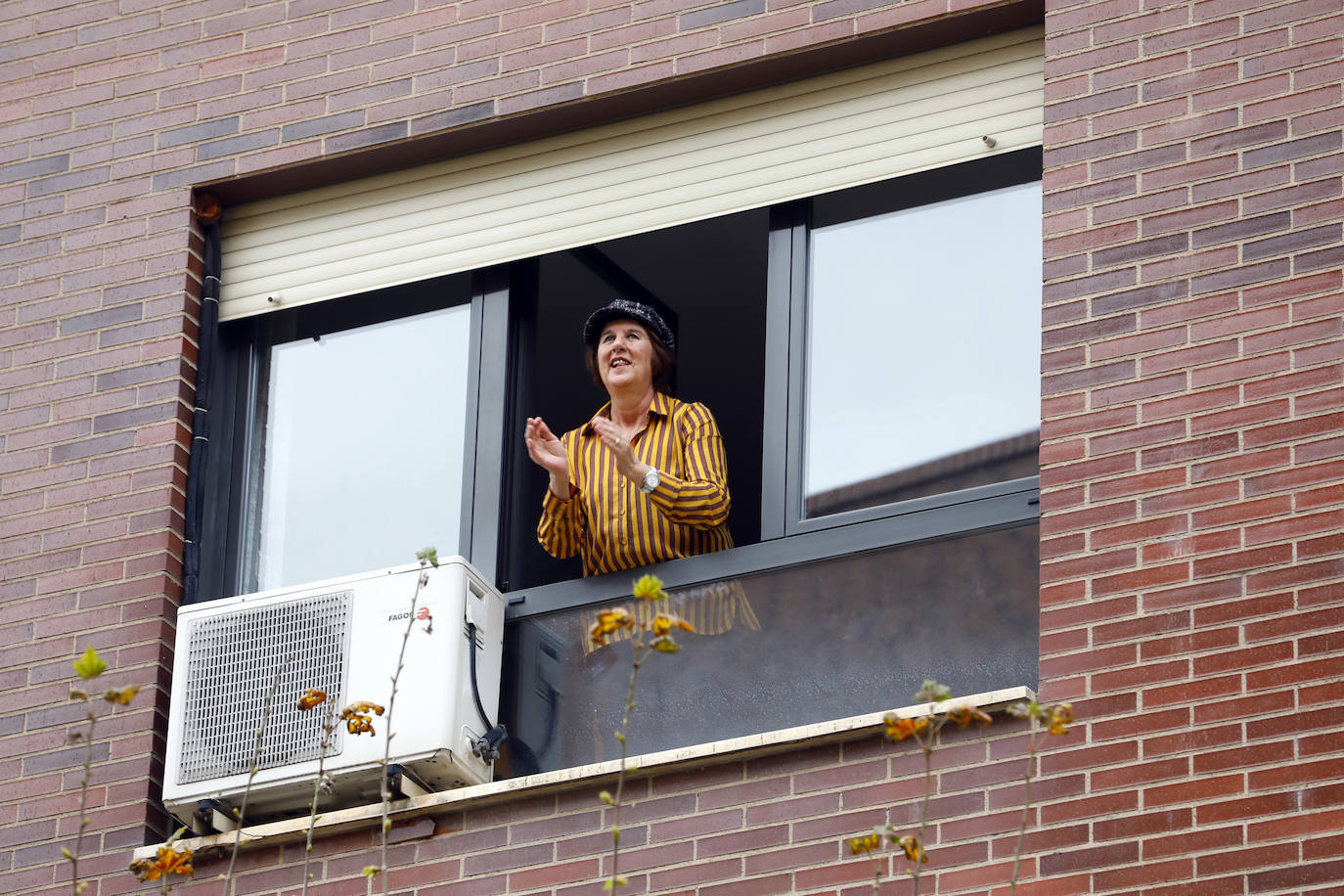 Los riojanos han vuelto a salir a sus balcones y ventanas para ovacionar a sanitarios y al resto de profesionales que luchan contra el COVID-19