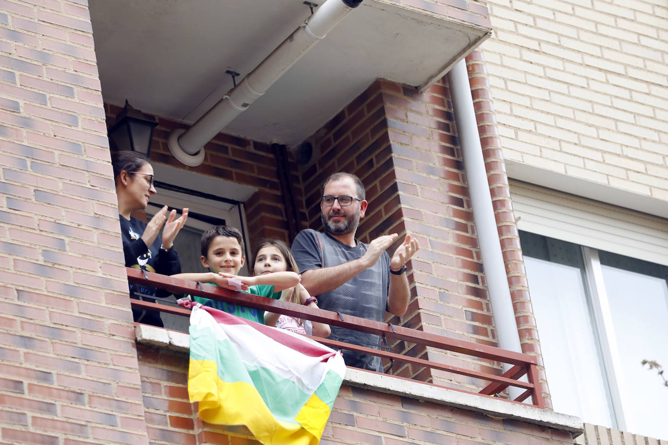 Los riojanos han vuelto a salir a sus balcones y ventanas para ovacionar a sanitarios y al resto de profesionales que luchan contra el COVID-19