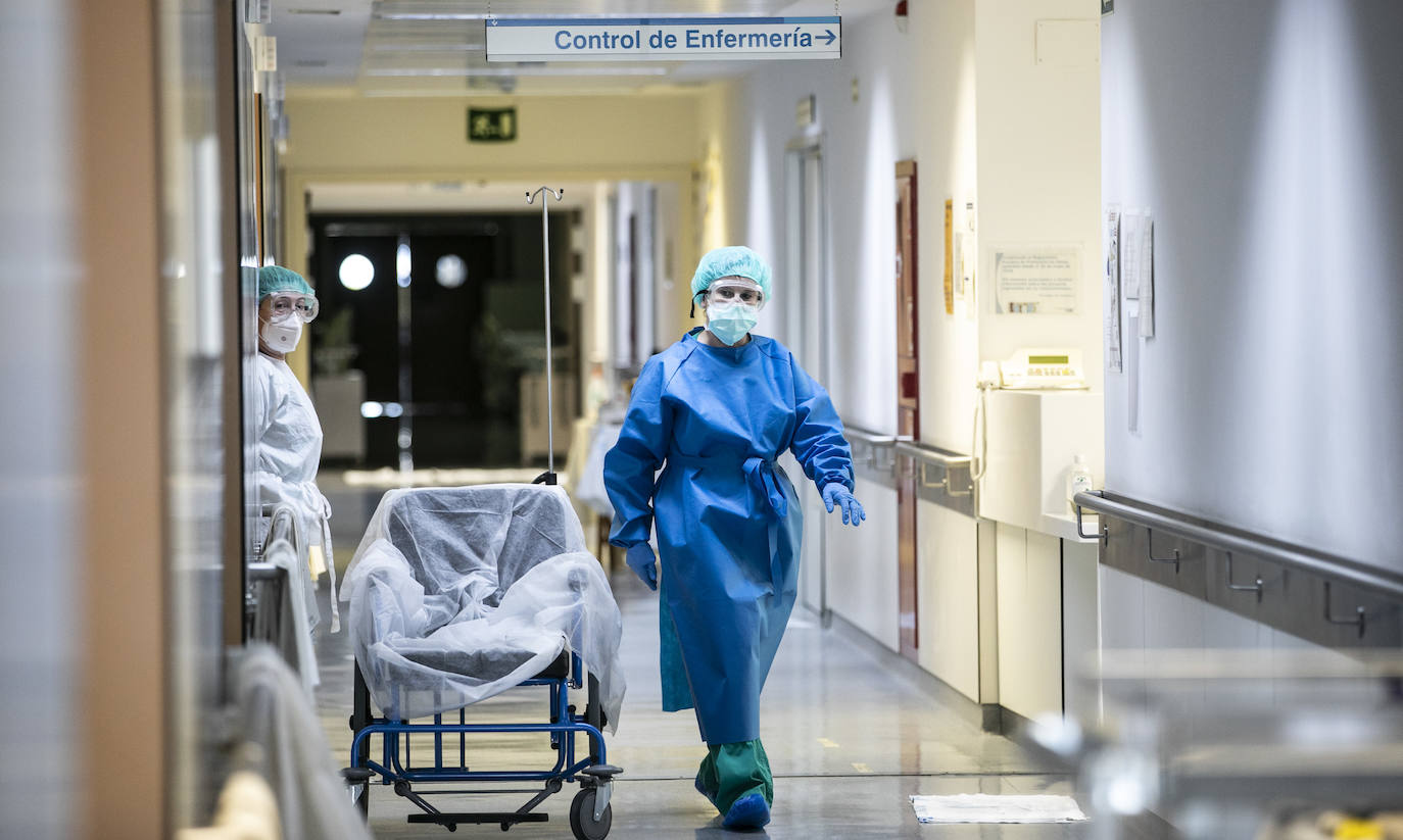 Hospital San Pedro. No son héroes, pero casi. En las UCI o en planta, la agotadora lucha diaria de los sanitarios logra liberar a cientos de pacientes riojanos de las, a veces, devastadoras garras del coronavirus «Es imposible desconectar. Ha sido muy duro. ¿Que si he llorado? Mucho, en casa y aquí», confiesa una enfermera de la UCI. FOTOS DE JUSTO RODRÍGUEZ