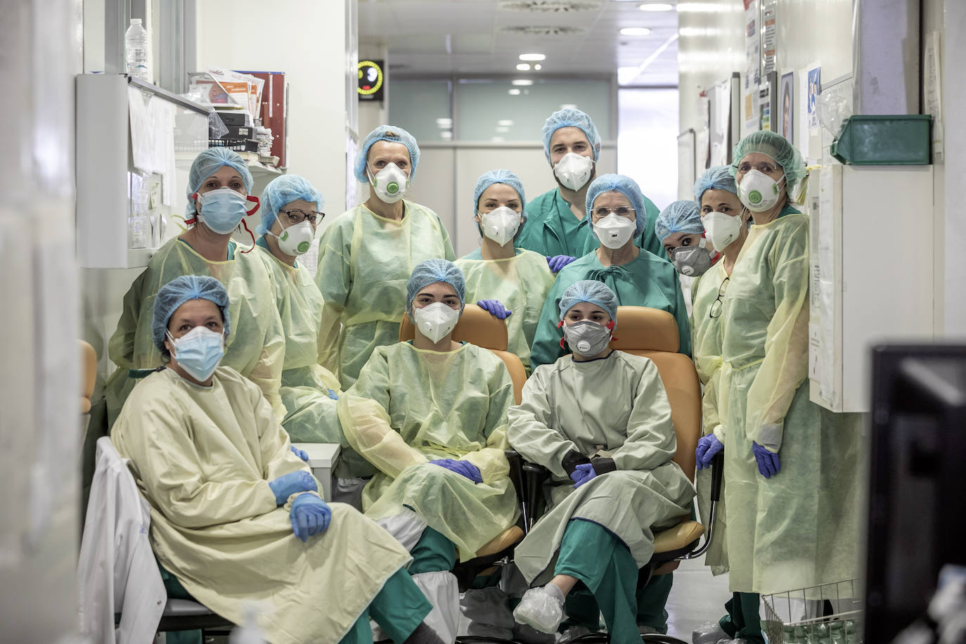 Hospital San Pedro. No son héroes, pero casi. En las UCI o en planta, la agotadora lucha diaria de los sanitarios logra liberar a cientos de pacientes riojanos de las, a veces, devastadoras garras del coronavirus «Es imposible desconectar. Ha sido muy duro. ¿Que si he llorado? Mucho, en casa y aquí», confiesa una enfermera de la UCI. FOTOS DE JUSTO RODRÍGUEZ