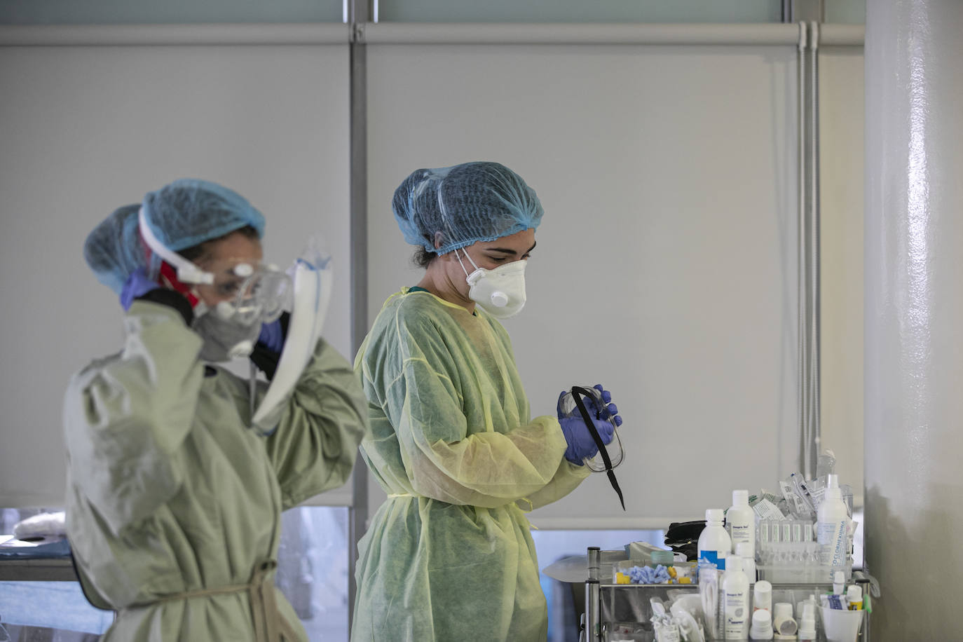 Hospital San Pedro. No son héroes, pero casi. En las UCI o en planta, la agotadora lucha diaria de los sanitarios logra liberar a cientos de pacientes riojanos de las, a veces, devastadoras garras del coronavirus «Es imposible desconectar. Ha sido muy duro. ¿Que si he llorado? Mucho, en casa y aquí», confiesa una enfermera de la UCI. FOTOS DE JUSTO RODRÍGUEZ