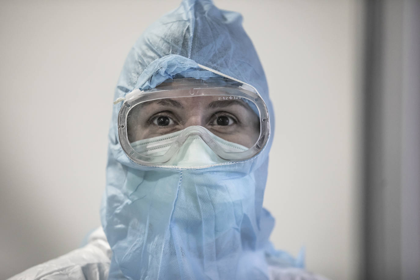 Hospital San Pedro. No son héroes, pero casi. En las UCI o en planta, la agotadora lucha diaria de los sanitarios logra liberar a cientos de pacientes riojanos de las, a veces, devastadoras garras del coronavirus «Es imposible desconectar. Ha sido muy duro. ¿Que si he llorado? Mucho, en casa y aquí», confiesa una enfermera de la UCI. FOTOS DE JUSTO RODRÍGUEZ