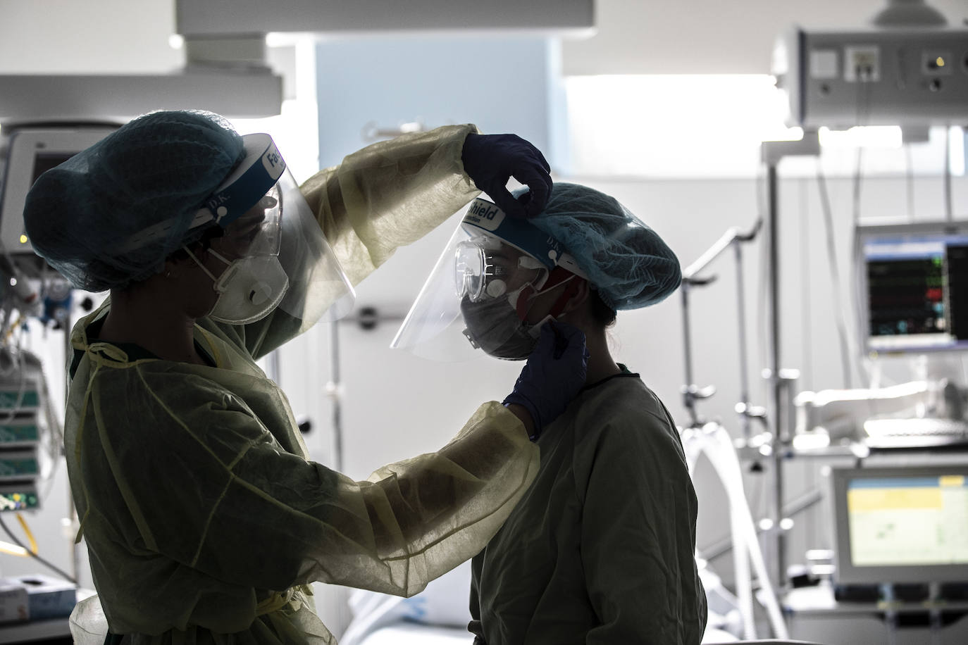 Hospital San Pedro. No son héroes, pero casi. En las UCI o en planta, la agotadora lucha diaria de los sanitarios logra liberar a cientos de pacientes riojanos de las, a veces, devastadoras garras del coronavirus «Es imposible desconectar. Ha sido muy duro. ¿Que si he llorado? Mucho, en casa y aquí», confiesa una enfermera de la UCI. FOTOS DE JUSTO RODRÍGUEZ