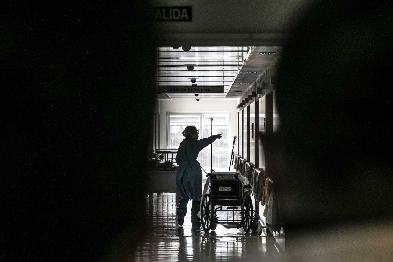 Hospital San Pedro. No son héroes, pero casi. En las UCI o en planta, la agotadora lucha diaria de los sanitarios logra liberar a cientos de pacientes riojanos de las, a veces, devastadoras garras del coronavirus «Es imposible desconectar. Ha sido muy duro. ¿Que si he llorado? Mucho, en casa y aquí», confiesa una enfermera de la UCI. FOTOS DE JUSTO RODRÍGUEZ