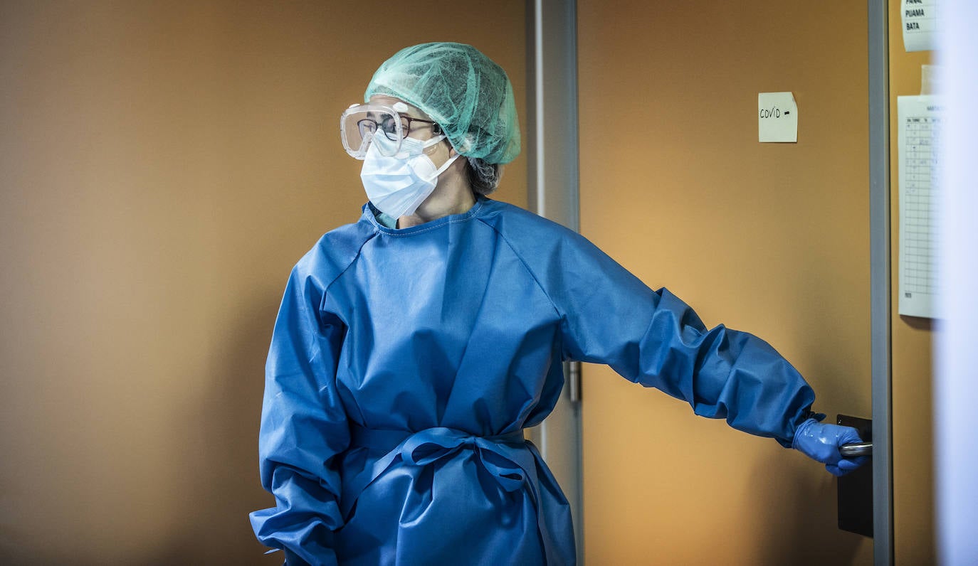 Hospital San Pedro. No son héroes, pero casi. En las UCI o en planta, la agotadora lucha diaria de los sanitarios logra liberar a cientos de pacientes riojanos de las, a veces, devastadoras garras del coronavirus «Es imposible desconectar. Ha sido muy duro. ¿Que si he llorado? Mucho, en casa y aquí», confiesa una enfermera de la UCI. FOTOS DE JUSTO RODRÍGUEZ