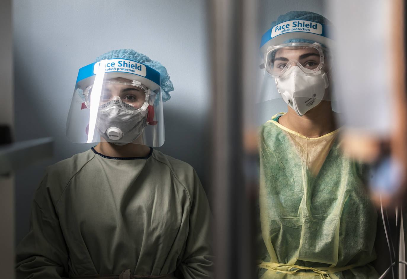 Hospital San Pedro. No son héroes, pero casi. En las UCI o en planta, la agotadora lucha diaria de los sanitarios logra liberar a cientos de pacientes riojanos de las, a veces, devastadoras garras del coronavirus «Es imposible desconectar. Ha sido muy duro. ¿Que si he llorado? Mucho, en casa y aquí», confiesa una enfermera de la UCI. FOTOS DE JUSTO RODRÍGUEZ