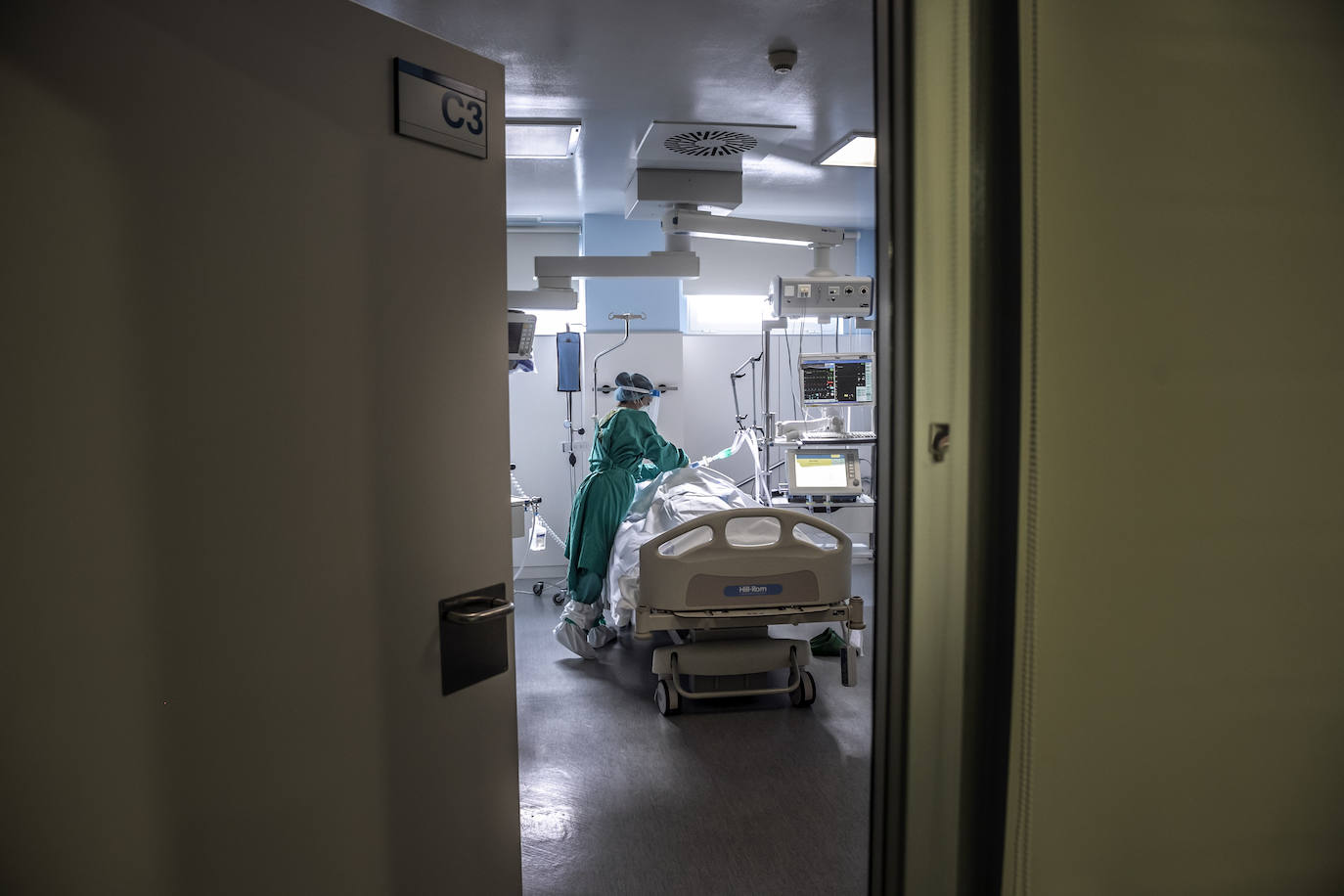 Hospital San Pedro. No son héroes, pero casi. En las UCI o en planta, la agotadora lucha diaria de los sanitarios logra liberar a cientos de pacientes riojanos de las, a veces, devastadoras garras del coronavirus «Es imposible desconectar. Ha sido muy duro. ¿Que si he llorado? Mucho, en casa y aquí», confiesa una enfermera de la UCI. FOTOS DE JUSTO RODRÍGUEZ