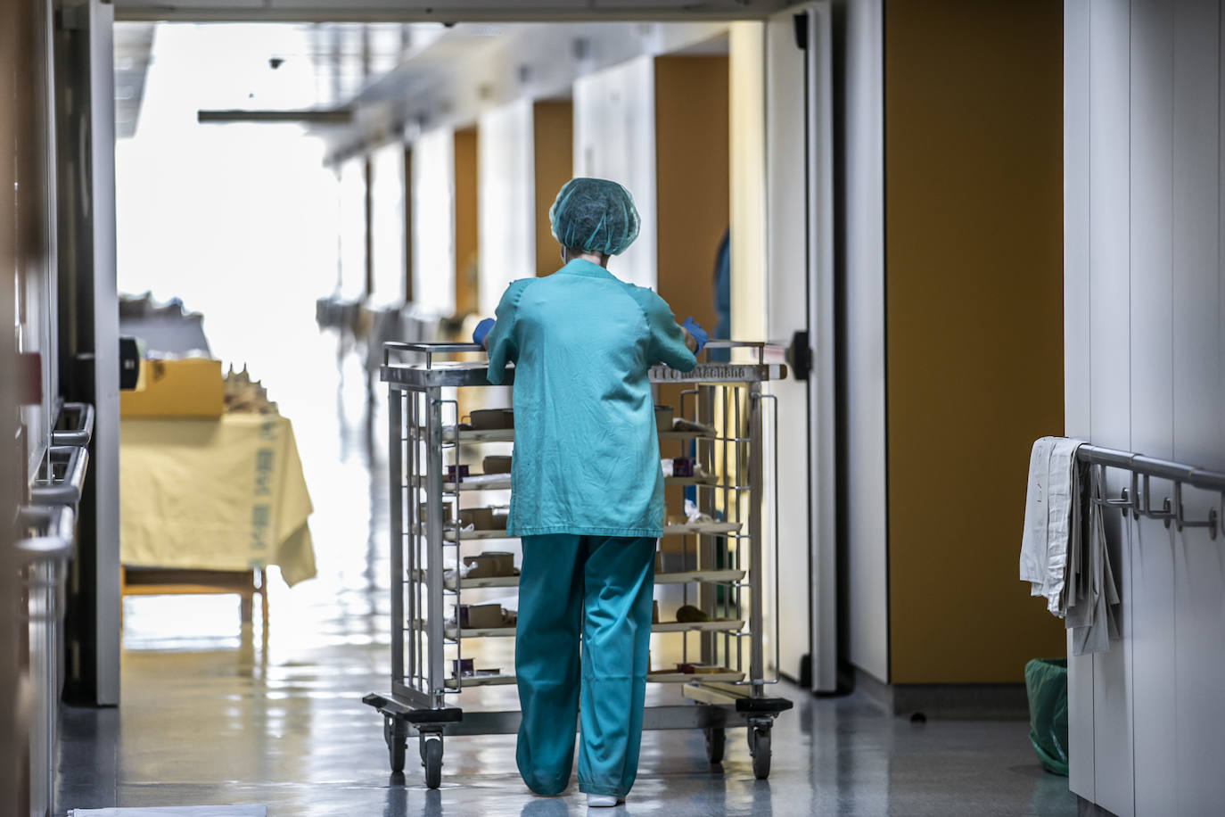 Hospital San Pedro. No son héroes, pero casi. En las UCI o en planta, la agotadora lucha diaria de los sanitarios logra liberar a cientos de pacientes riojanos de las, a veces, devastadoras garras del coronavirus «Es imposible desconectar. Ha sido muy duro. ¿Que si he llorado? Mucho, en casa y aquí», confiesa una enfermera de la UCI. FOTOS DE JUSTO RODRÍGUEZ