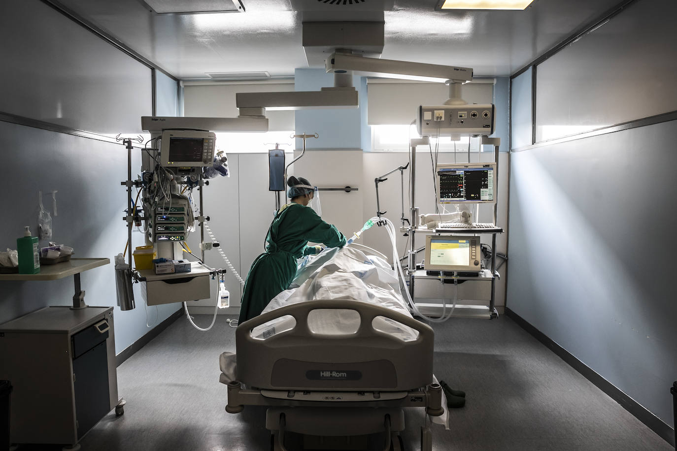 Hospital San Pedro. No son héroes, pero casi. En las UCI o en planta, la agotadora lucha diaria de los sanitarios logra liberar a cientos de pacientes riojanos de las, a veces, devastadoras garras del coronavirus «Es imposible desconectar. Ha sido muy duro. ¿Que si he llorado? Mucho, en casa y aquí», confiesa una enfermera de la UCI. FOTOS DE JUSTO RODRÍGUEZ