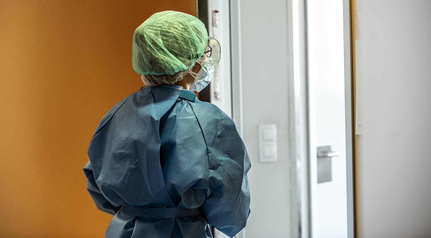 Hospital San Pedro. No son héroes, pero casi. En las UCI o en planta, la agotadora lucha diaria de los sanitarios logra liberar a cientos de pacientes riojanos de las, a veces, devastadoras garras del coronavirus «Es imposible desconectar. Ha sido muy duro. ¿Que si he llorado? Mucho, en casa y aquí», confiesa una enfermera de la UCI. FOTOS DE JUSTO RODRÍGUEZ