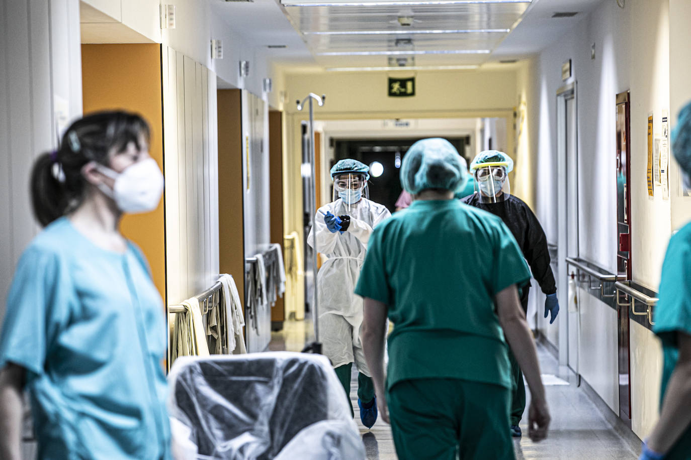 Hospital San Pedro. No son héroes, pero casi. En las UCI o en planta, la agotadora lucha diaria de los sanitarios logra liberar a cientos de pacientes riojanos de las, a veces, devastadoras garras del coronavirus «Es imposible desconectar. Ha sido muy duro. ¿Que si he llorado? Mucho, en casa y aquí», confiesa una enfermera de la UCI. FOTOS DE JUSTO RODRÍGUEZ