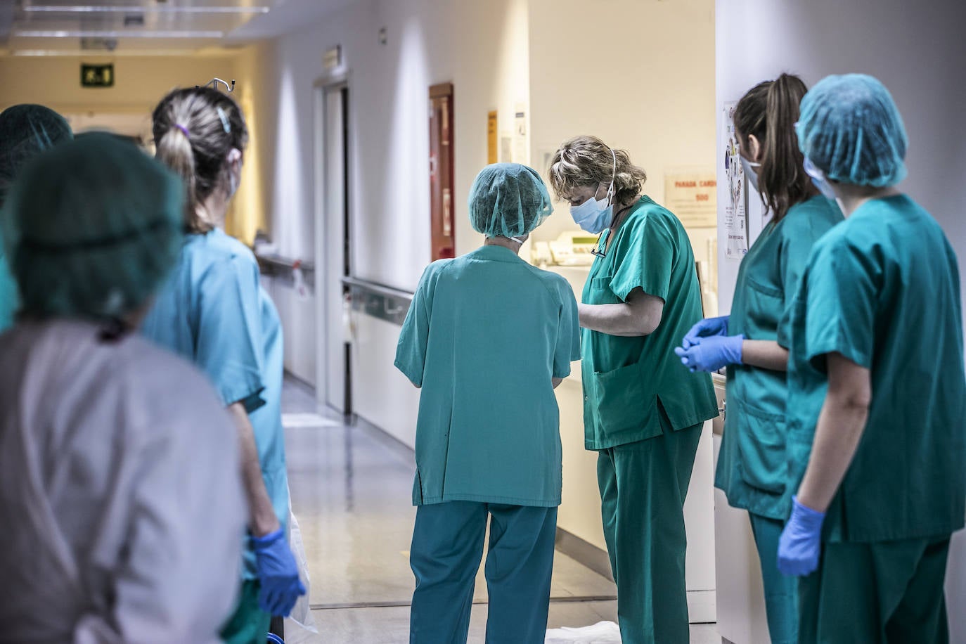 Hospital San Pedro. No son héroes, pero casi. En las UCI o en planta, la agotadora lucha diaria de los sanitarios logra liberar a cientos de pacientes riojanos de las, a veces, devastadoras garras del coronavirus «Es imposible desconectar. Ha sido muy duro. ¿Que si he llorado? Mucho, en casa y aquí», confiesa una enfermera de la UCI. FOTOS DE JUSTO RODRÍGUEZ