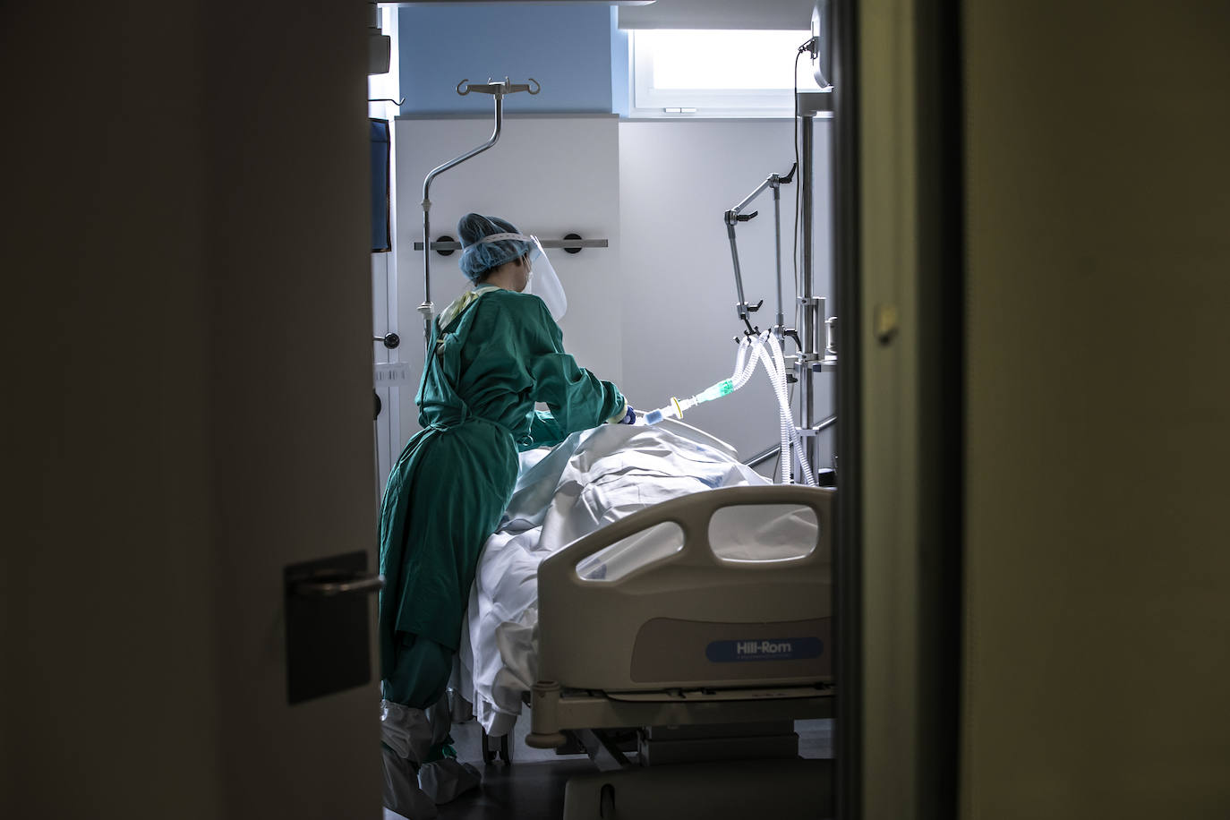 Hospital San Pedro. No son héroes, pero casi. En las UCI o en planta, la agotadora lucha diaria de los sanitarios logra liberar a cientos de pacientes riojanos de las, a veces, devastadoras garras del coronavirus «Es imposible desconectar. Ha sido muy duro. ¿Que si he llorado? Mucho, en casa y aquí», confiesa una enfermera de la UCI. FOTOS DE JUSTO RODRÍGUEZ