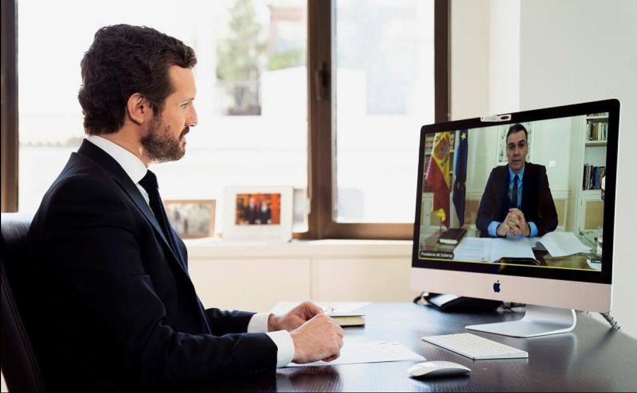 Pablo Casado mantiene una videoconferencia este lunes con Pedro Sánchez.