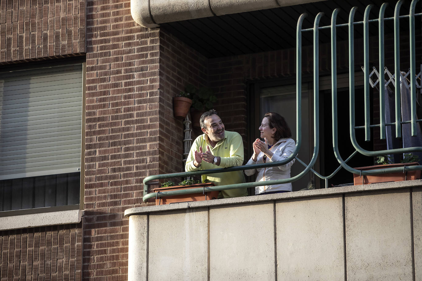 Los ciudadanos salen a los balcones para seguir mostrando el respeto que merecen quien nos cuida a todos