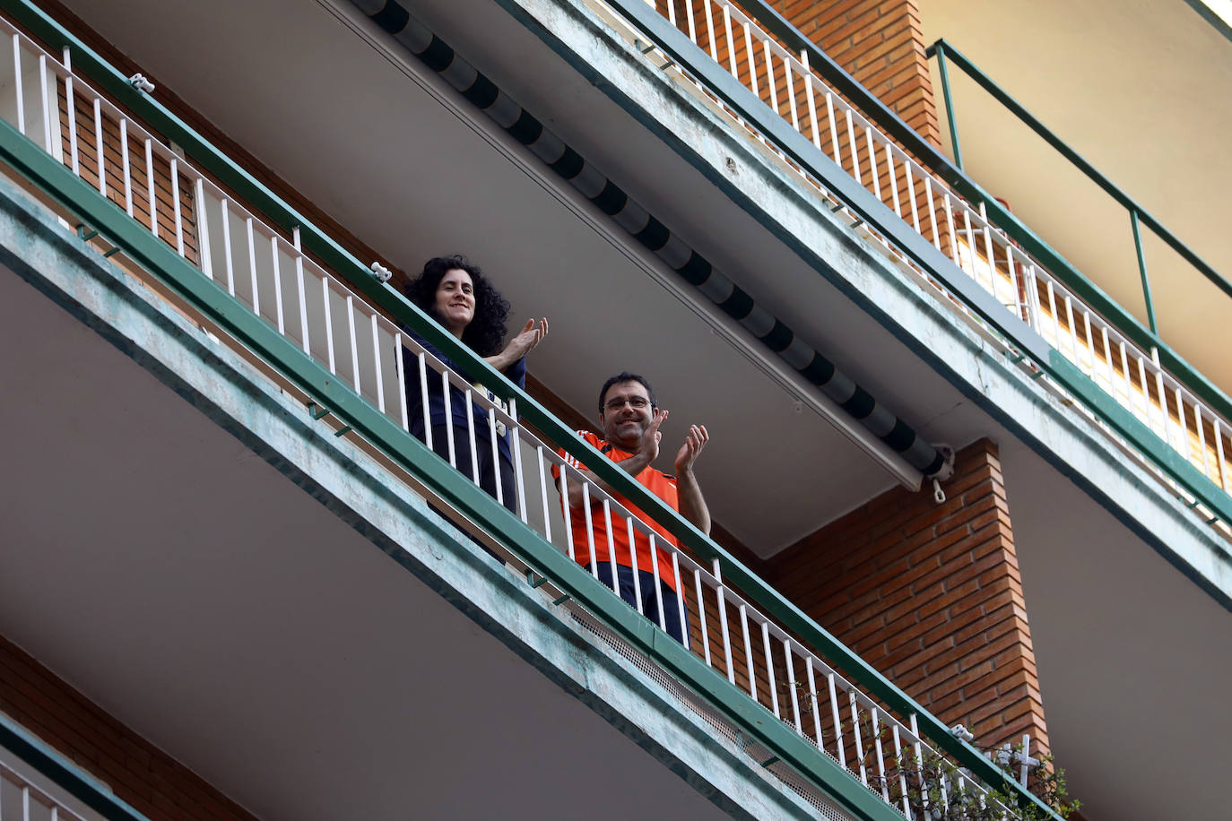 Los ciudadanos salen a los balcones para seguir mostrando el respeto que merecen quien nos cuida a todos