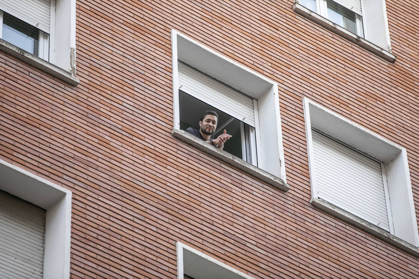 Los ciudadanos salen a los balcones para seguir mostrando el respeto que merecen quien nos cuida a todos