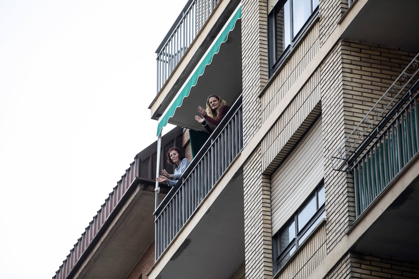 Los ciudadanos salen a los balcones para seguir mostrando el respeto que merecen quien nos cuida a todos